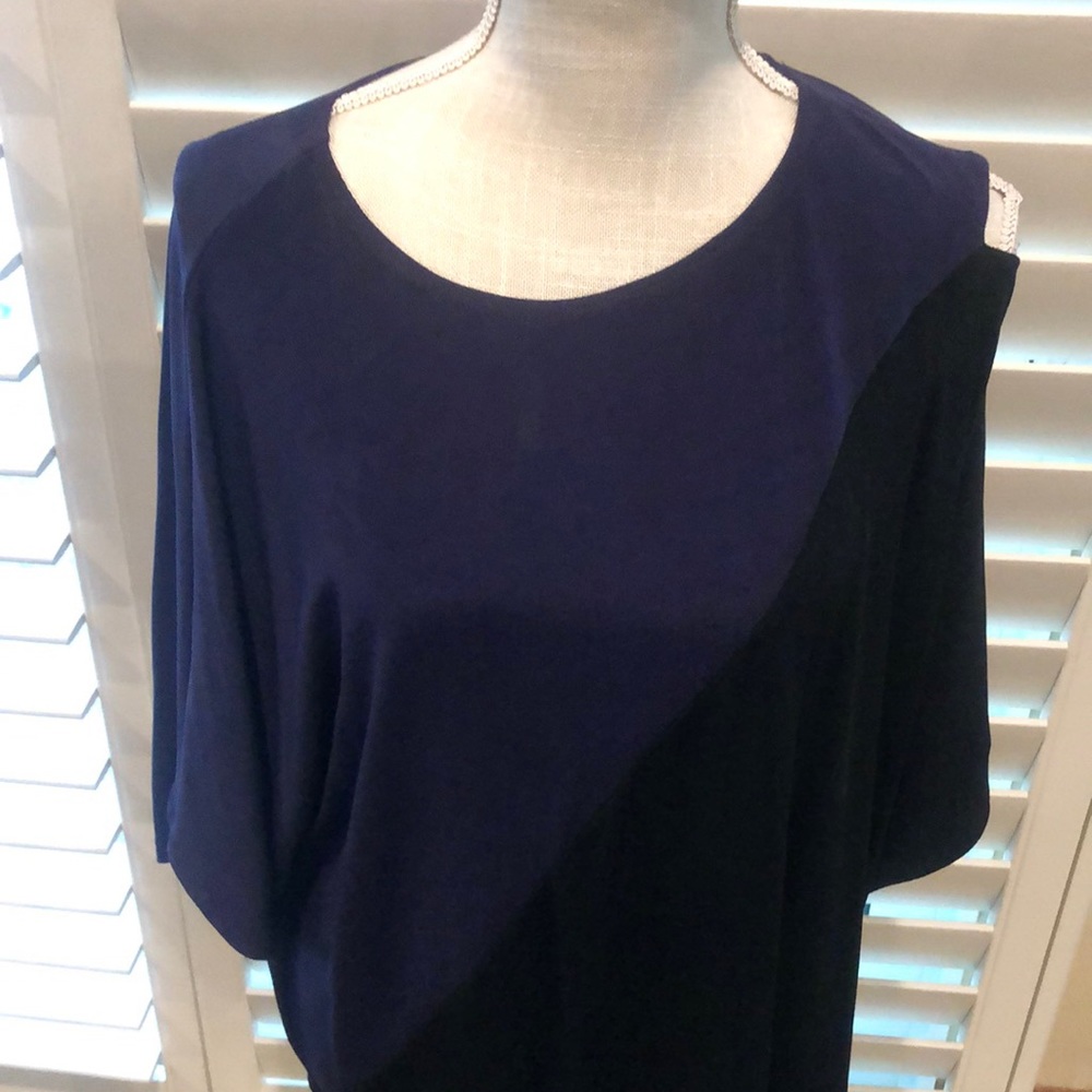 Chico’s Travelers Collection. Wrinkle/Free. Peekaboo opening on left shoulder.